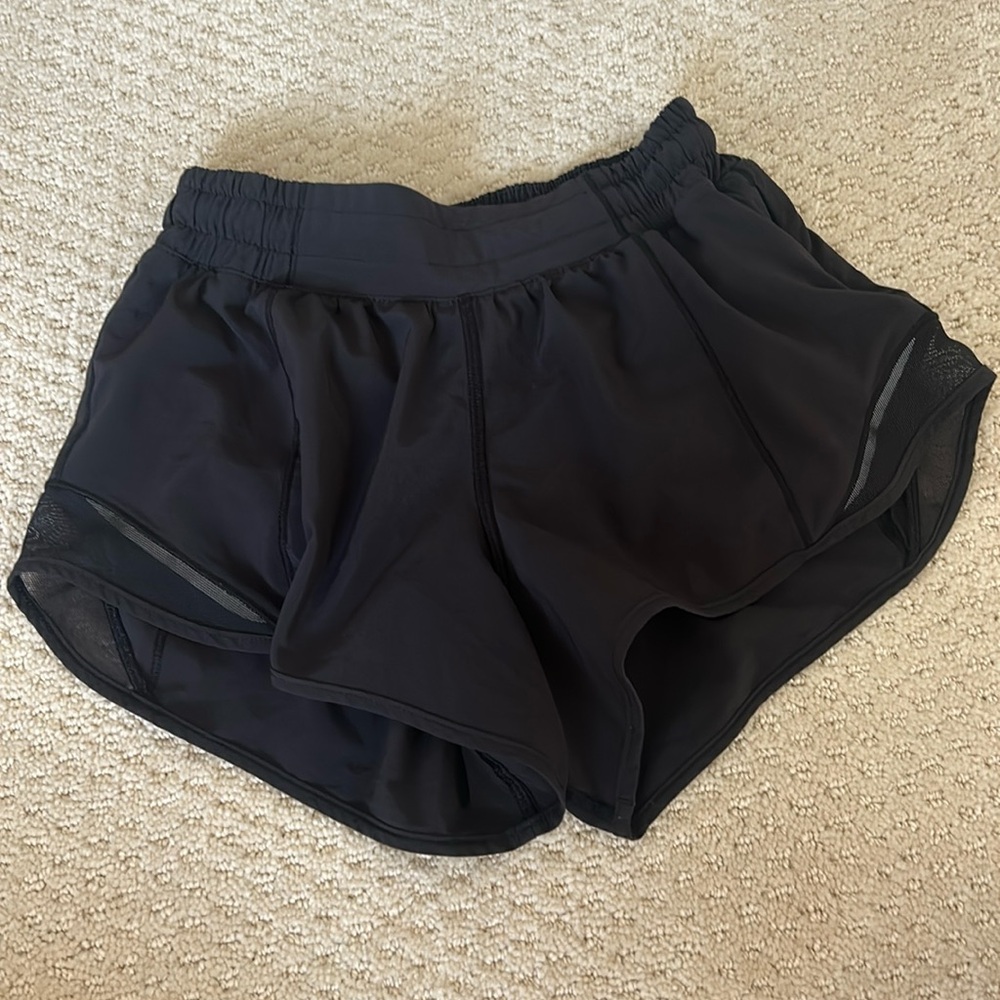 Black Lululemon Hotty hot shorts 2.5”